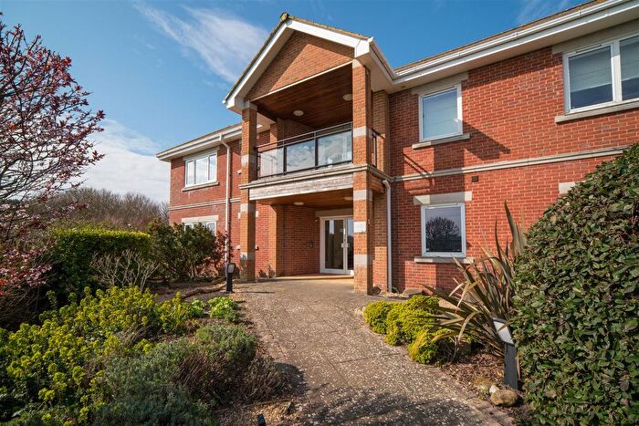 3 Bedroom Flat To Rent In Totland Bay, Isle Of Wight, PO39