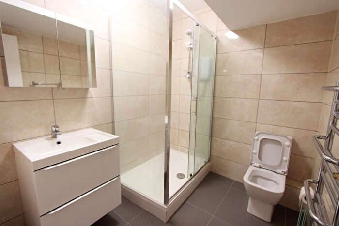 Studio To Rent In High Road, London, N20