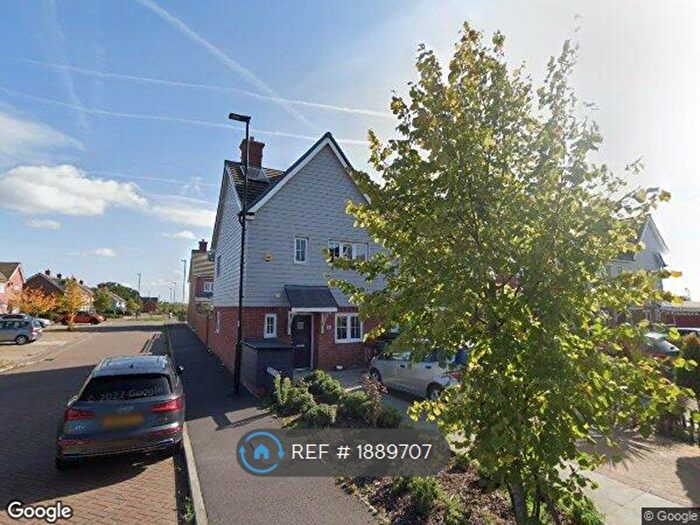 3 Bedroom End Of Terrace House To Rent In Clovelly Spur, Slough, SL2