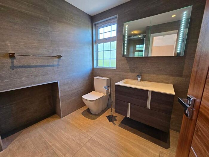 4 Bedroom Semi-Detached House To Rent In Wentworth Avenue, London, N3