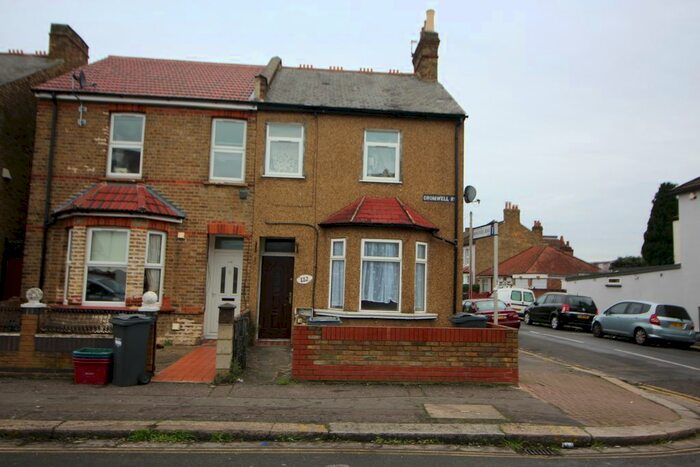 2 Bedroom Flat To Rent In Cromwell Road, Hounslow TW3