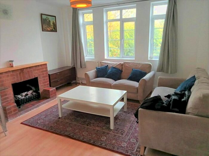 2 Bedroom Flat To Rent In Grove House, Waverly Grove, London, N3