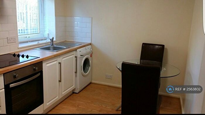 1 Bedroom Flat To Rent In Meanwood Road, Leeds, LS6