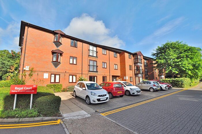 2 Bedroom Flat For Sale In Regal Court, Bancroft, Hitchin, SG5