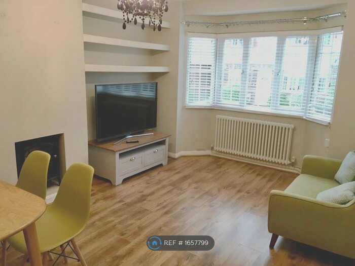 2 Bedroom Maisonette To Rent In St. Michael's Close, London, N12