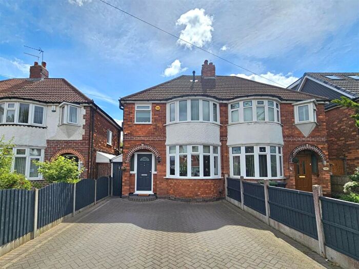 3 Bedroom Semi-Detached House For Sale In Lyndon Road, Solihull, B92
