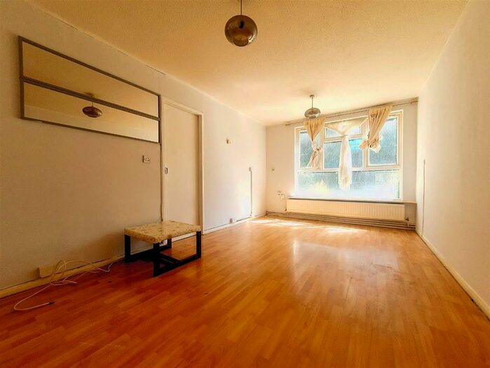 1 Bedroom Flat To Rent In Larksfield Grove, Enfield, EN1
