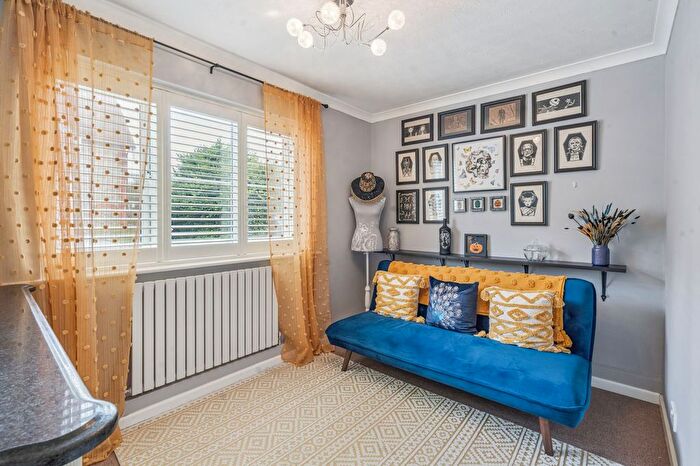 2 Bedroom Flat For Sale In Essex Road, Thame, OX9