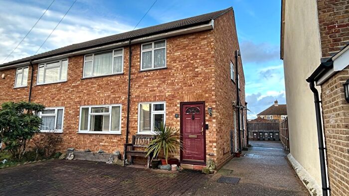 2 Bedroom Flat For Sale In New Road, Hanworth, Feltham, TW13