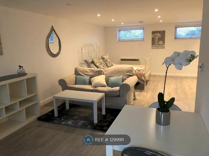 Studio To Rent In Slough, Slough SL1