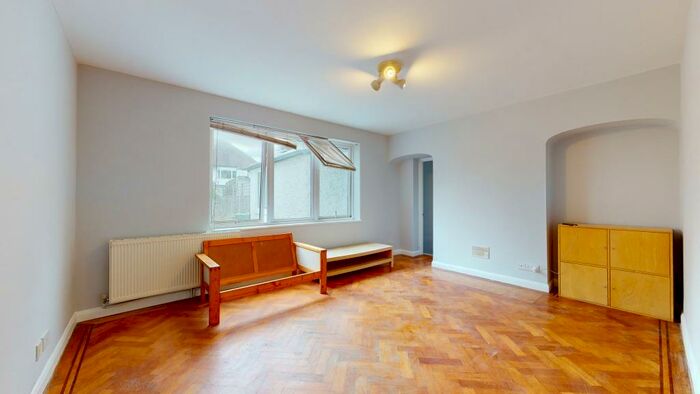 2 Bedroom Ground Flat To Rent In Ambrose Avenue, NW11