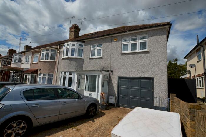 5 Bedroom End Of Terrace House To Rent In Seymer Road, Romford, RM1