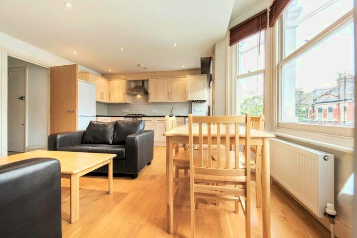 2 Bedroom Flat To Rent In Knoll Road, London, SW18
