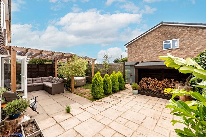 4 Bedroom Semi-detached House For Sale In Chandler Close, Bampton, Oxfordshire, OX18