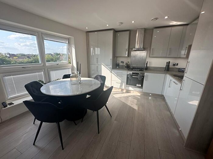 2 Bedroom Flat To Rent In Slough, Berkshire, SL1