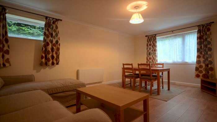 2 Bedroom Apartment To Rent In Trafalgar Court, RG30