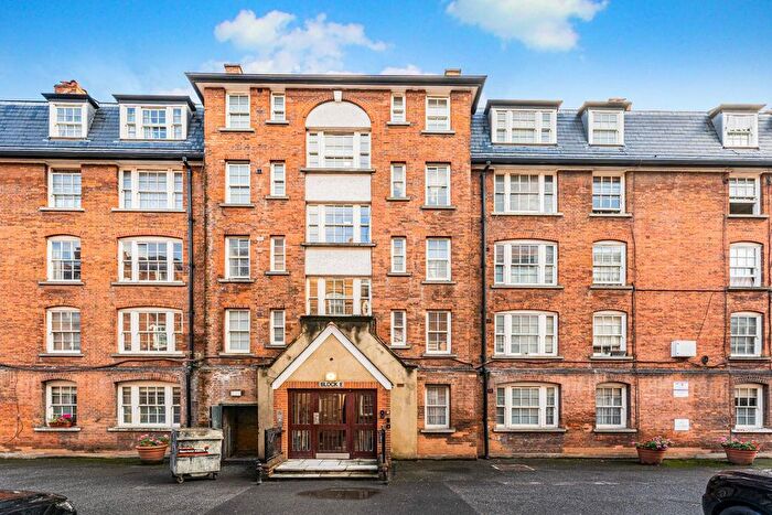 1 Bedroom Flat For Sale In Peabody Estate, Camberwell Green, London, SE5