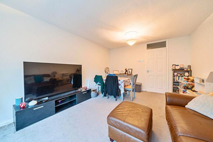 2 Bedroom Flat For Sale In Cardwell Crescent, Sunninghill, SL5