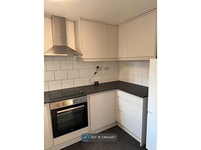 2 Bedroom Flat To Rent In Hamilton Court, London, SE6