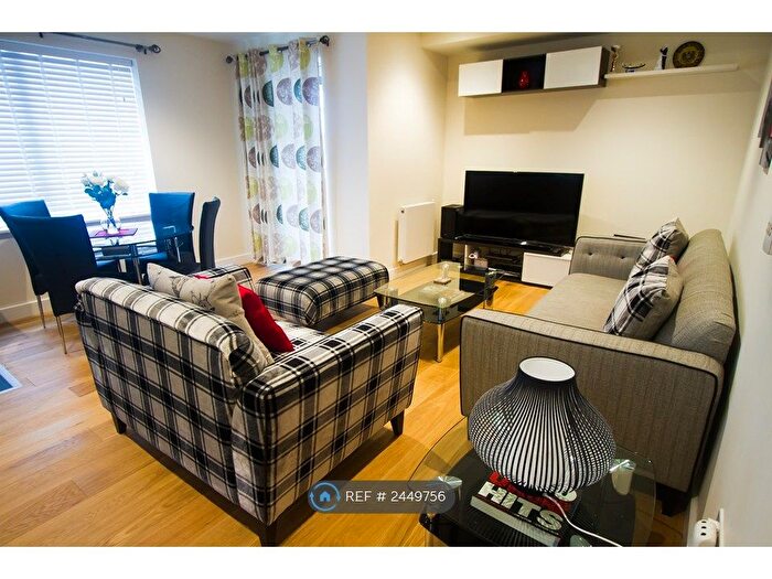 3 Bedroom Flat To Rent In Hankins House, London, SE10