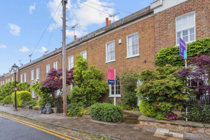 2 Bedroom Terraced House To Rent In Adelaide Square Windsor, SL4
