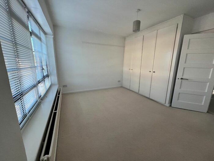 3 Bedroom Flat To Rent In Pembroke Road, Sevenoaks, TN13