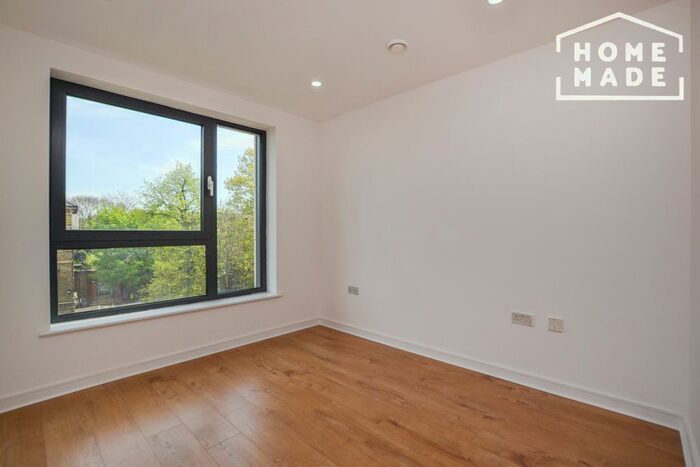 2 Bedroom Flat To Rent In Putney Hill, London, SW15