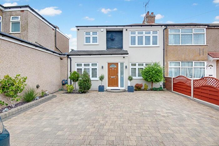 4 Bedroom End Of Terrace House For Sale In Clydesdale, Enfield, EN3