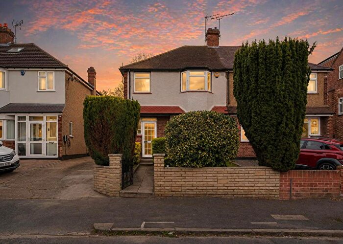 3 Bedroom Semi-detached House For Sale In Betoyne Avenue, Highams Park, E4