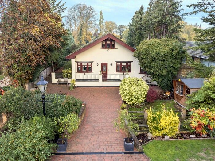 Houses for sale & to rent in TW19 5HG, English Gardens, Horton And