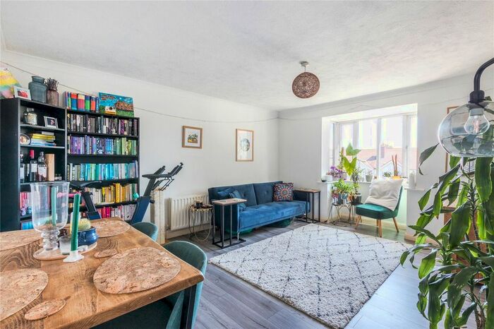 1 Bedroom Flat To Rent In Rosethorn Close, London, SW12