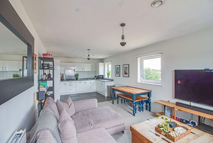 2 Bedroom Flat For Sale In Bridge Road East, Welwyn Garden City, AL7