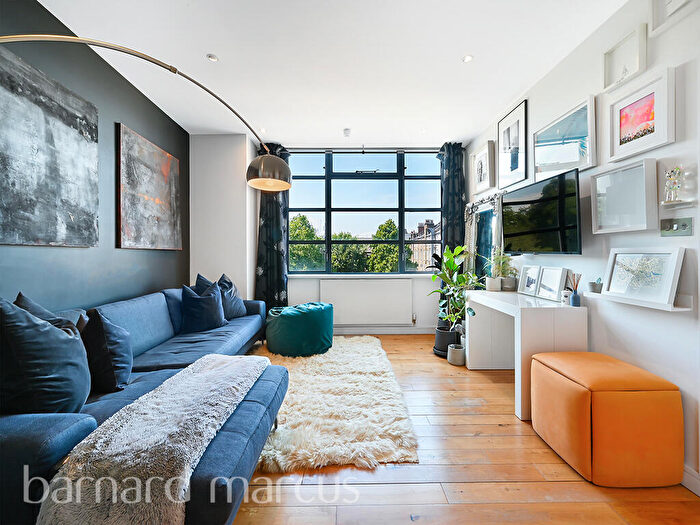 2 Bedroom Apartment To Rent In Lavender Hill, London, SW11