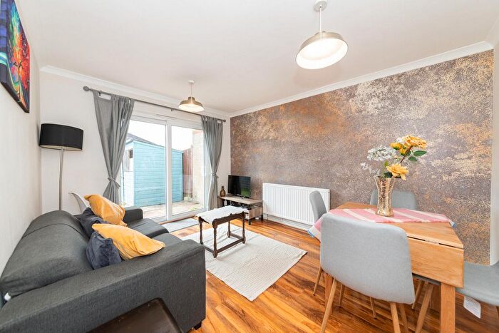 4 Bedroom Terraced House To Rent In Kingsley Close, Reading, RG2
