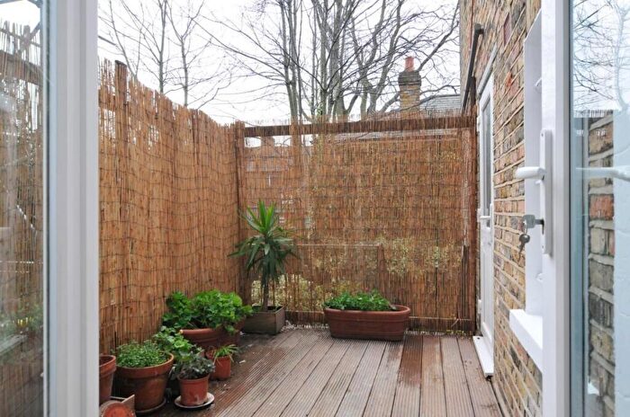 2 Bedroom Flat To Rent In Brooke Road, Clapton, E5