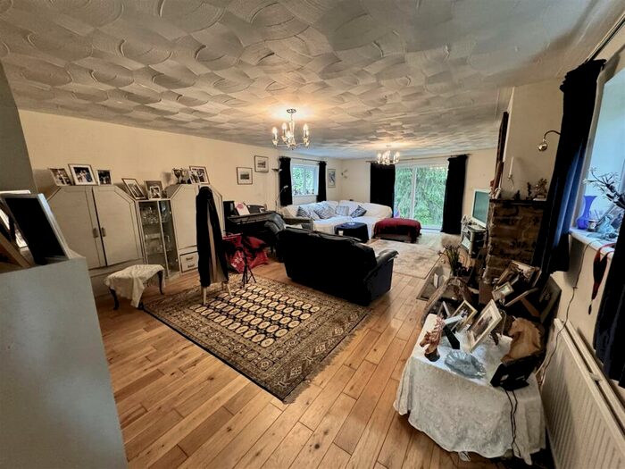 4 Bedroom Detached House For Sale In Glynhir Road, Llandybie, Ammanford, SA18