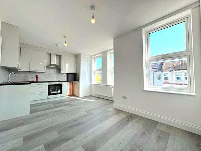 3 Bedroom Flat To Rent In Spencer Road, Harrow, HA3