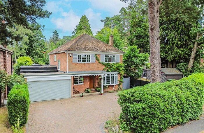 4 Bedroom Detached House For Sale In Dinorben Close, Fleet, GU52