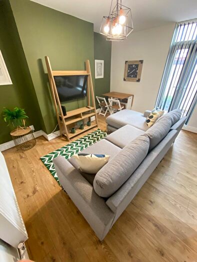 5 Bedroom Terraced House To Rent In Thornes Road, L6