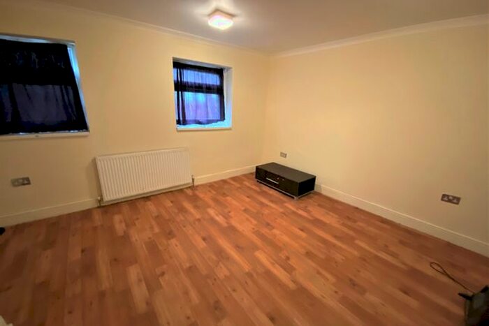3 Bedroom Flat To Rent In Elfrida Close, Woodford IG8