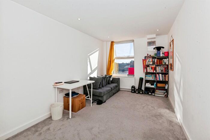 2 Bedroom Flat For Sale In High Street, Slough, SL1