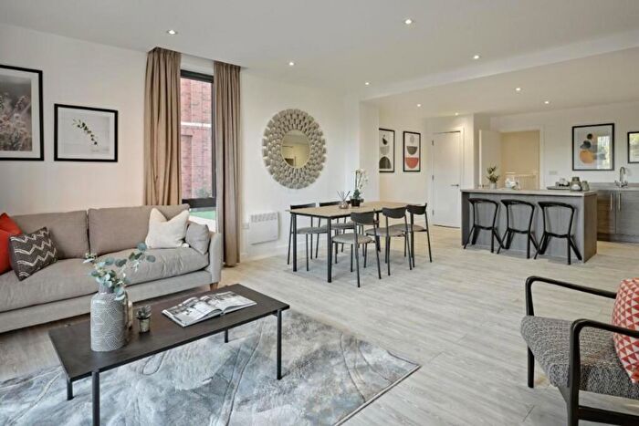 3 Bedroom Flat To Rent In Oxbow, Stephenson House, M5