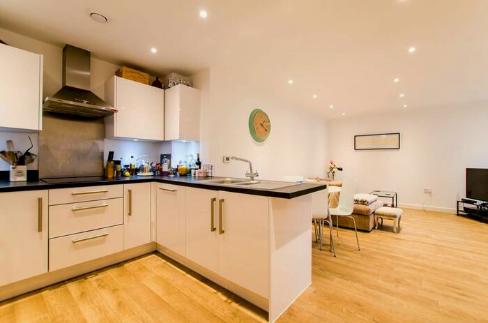 2 Bedroom Flat To Rent In Florence Way, Balham, London, SW12