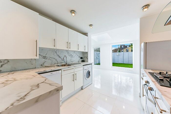 2 Bedroom Flat To Rent In Russell Road, Wimbledon, SW19