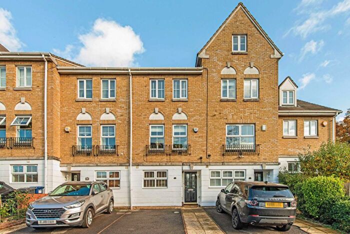 4 Bedroom Property To Rent In Halton Close, London, N11