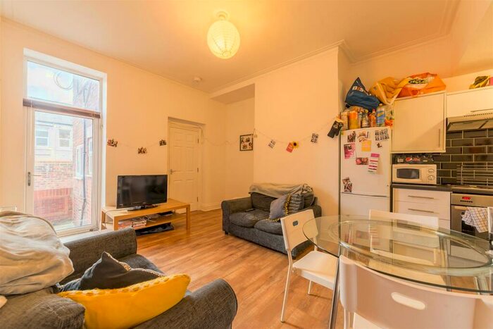 3 Bedroom Flat To Rent In &#;pppw, Helmsley Road, Sandyford, NE2