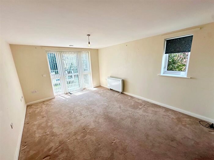 2 Bedroom Flat For Sale In Chestnut Court, Bridlington, YO16