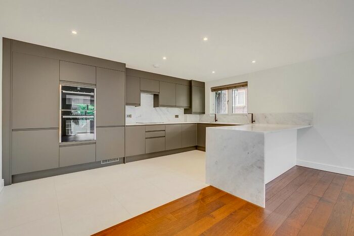 2 Bedroom Flat To Rent In Oakview Lodge, Beechcroft Avenue, Golders Green, NW11