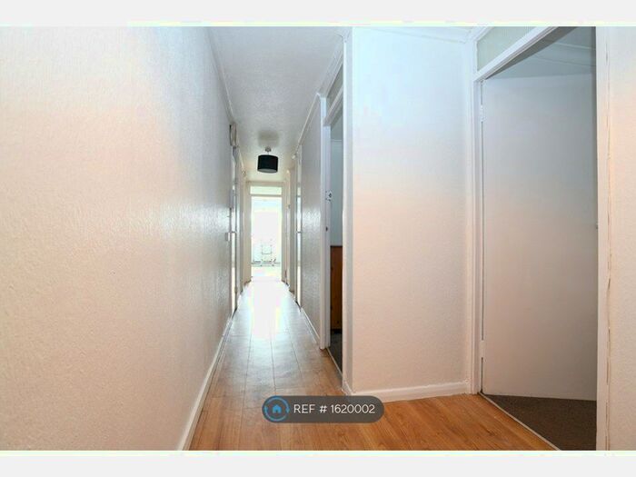 3 Bedroom Flat To Rent In Highbrook Close, Brighton, BN2