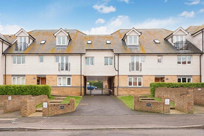 3 Bedroom Flat For Sale In Percy Avenue, Broadstairs, Kent, CT10
